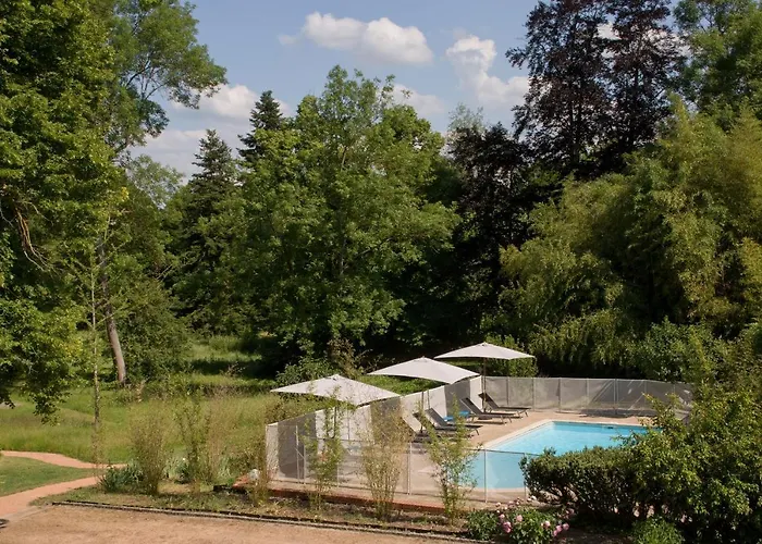 Гостевой дом Chambres De Charme Avec Piscine - Le Monde De Charlie - Proche Vichy