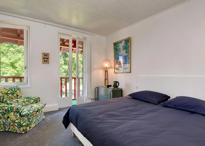 Гостевой дом Chambres De Charme Avec Piscine - Le Monde De Charlie - Proche Vichy 4*