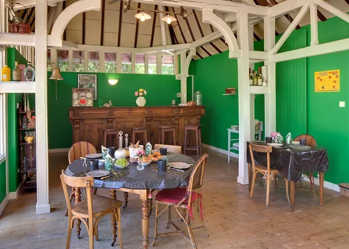 Гостевой дом Chambres De Charme Avec Piscine - Le Monde De Charlie - Proche Vichy Бельрив-сюр-Алье