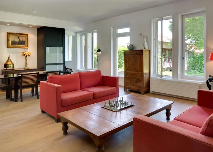 Гостевой дом Chambres De Charme Avec Piscine - Le Monde De Charlie - Proche Vichy